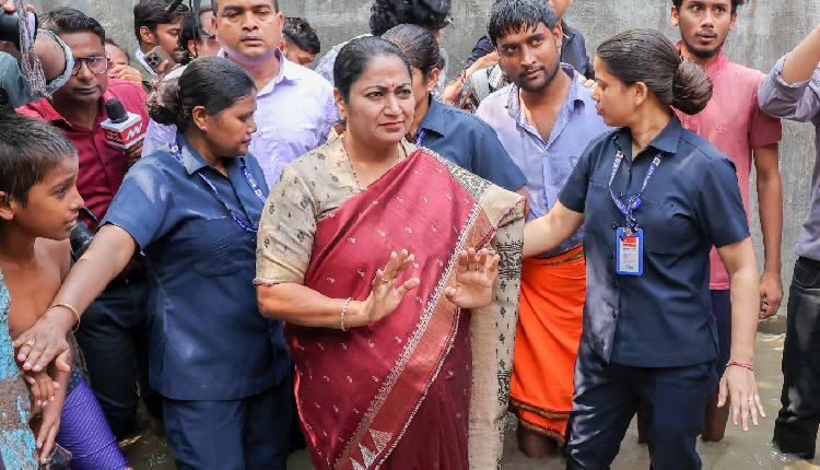டெல்லி முதலமைச்சரின் தலைமுடியைப் பிடித்து தாக்குதல்- மர்மநபரால் பரபரப்பு