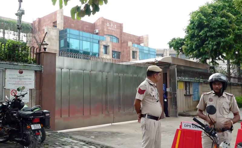 பள்ளிகளில் அடுத்தடுத்து வெடிகுண்டுகள் வெடிக்கும்- இ-மெயில் மிரட்டலால் பரபரப்பு!