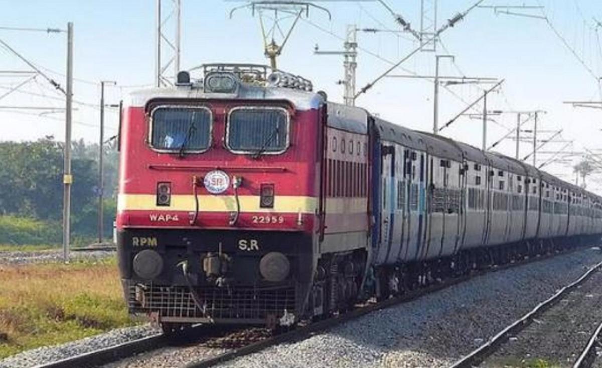 தொடர் விடுமுறை எதிரொலி- கோவை போத்தனூருக்கு சிறப்பு ரயில்