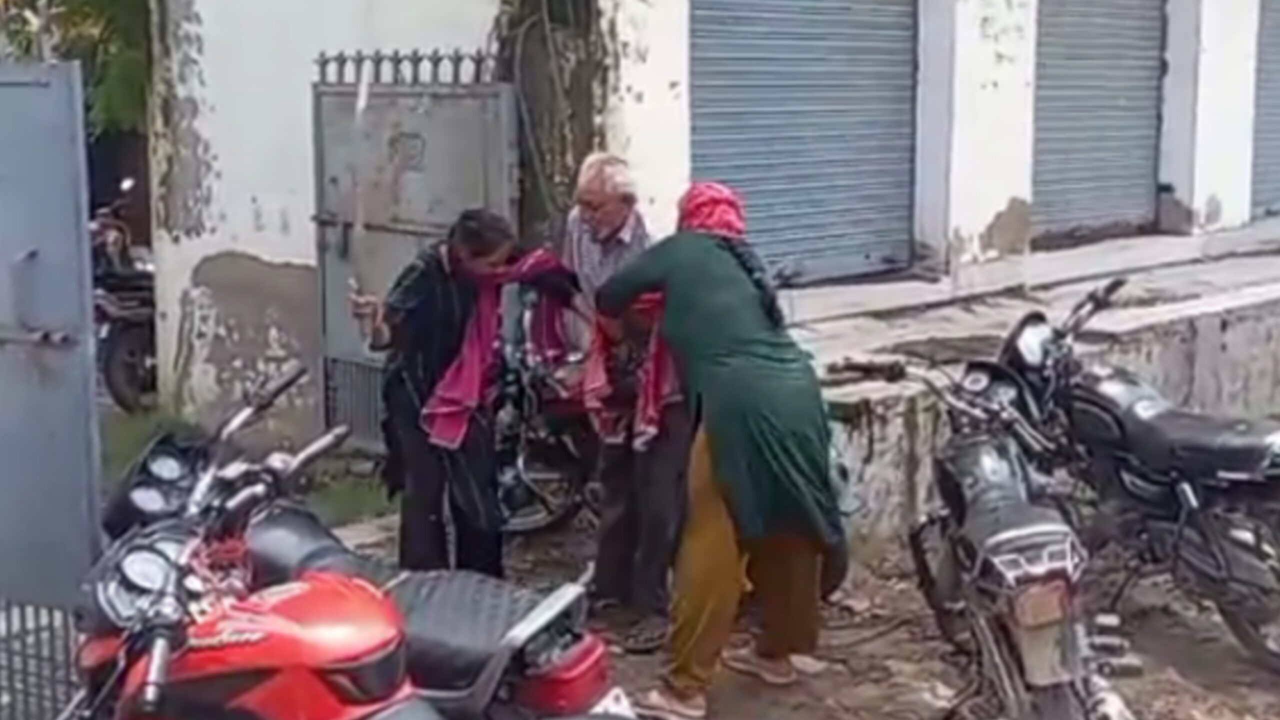 ஷாக்…  சொத்துக்காக தந்தை மீது கொலைவெறி தாக்குதல் நடத்திய மகள்கள்!