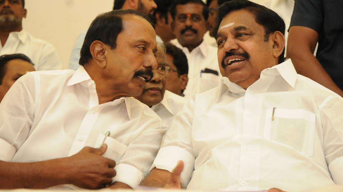 கட்சிப் பொறுப்புகளில் இருந்து செங்கோட்டையன் நீக்கம்- அதிரடி காட்டிய எடப்பாடி பழனிசாமி!