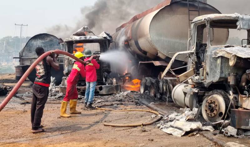 பெட்ரோல் ஏற்றி சென்ற டேங்கர் லாரி வெடித்து பயங்கரம்…39 பேர் பலி