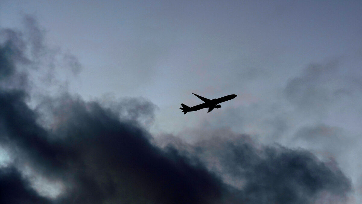 நடுவானில் பறந்து கொண்டிருந்த விமானத்தில் திடீர் புகை- பயணிகளுக்கு மூச்சுத்திணறல்