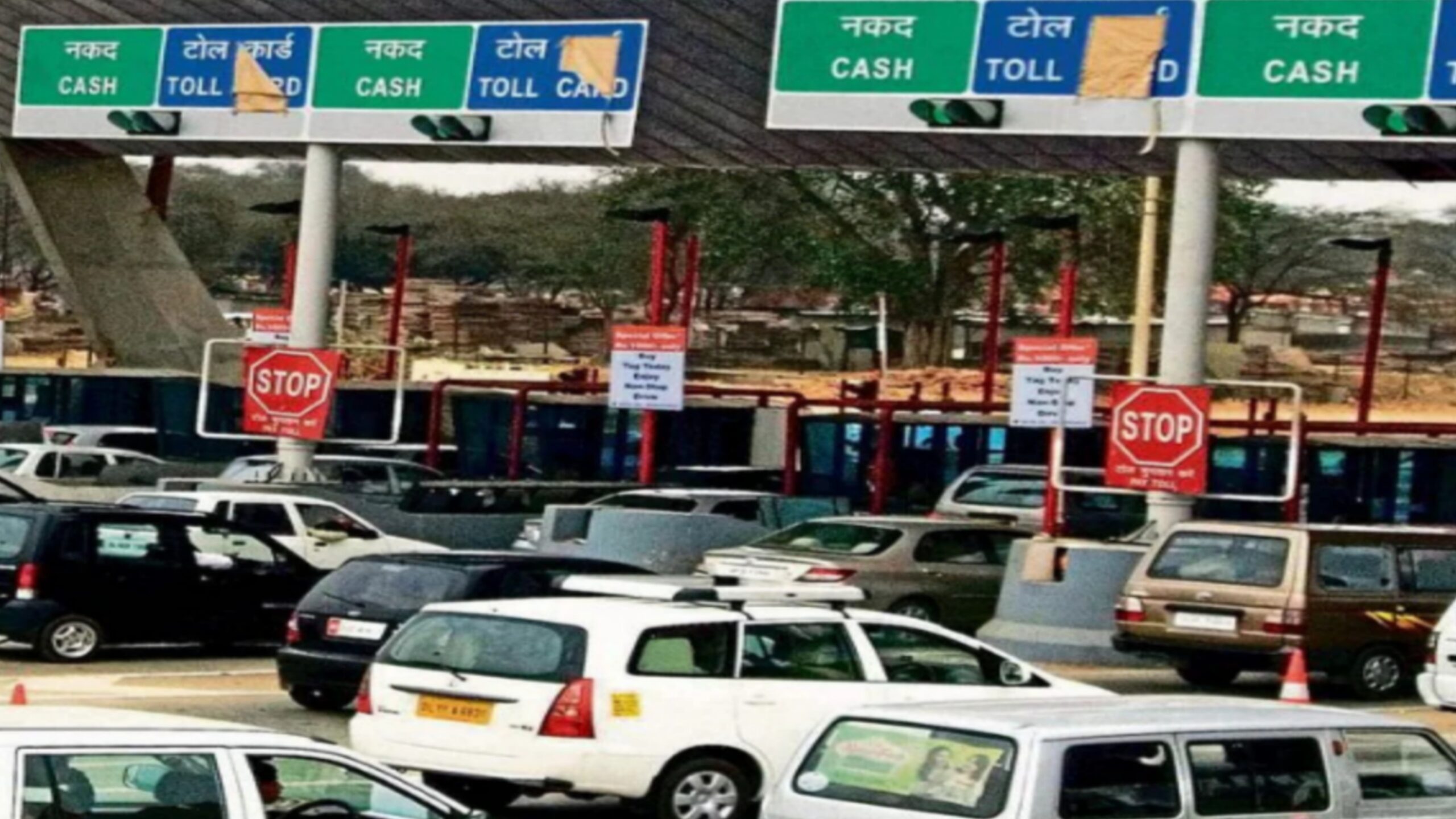 தீபாவளி போனஸ் குறைக்கப்பட்டதால் ஆத்திரம் – கட்டணம் வசூலிக்காமல் டோல்கேட்டை திறந்து விட்ட ஊழியர்கள்!