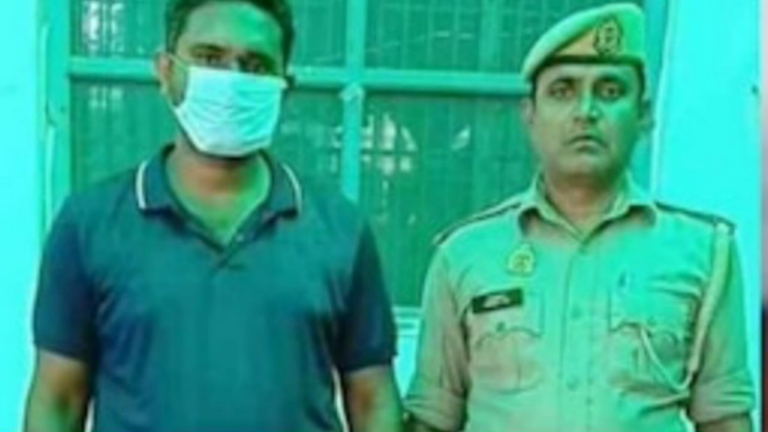 பிரிட்ஜ் காய்கறிக்குள் 3 துப்பாக்கிகள் பதுக்கல்… கணவனை பிடித்துக் கொடுத்த மனைவி!