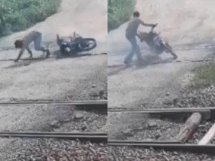 பைக்கில் தண்டவாளத்தை கடக்க முயற்சி: ரயில் மோதி புதுமாப்பிள்ளை பலி