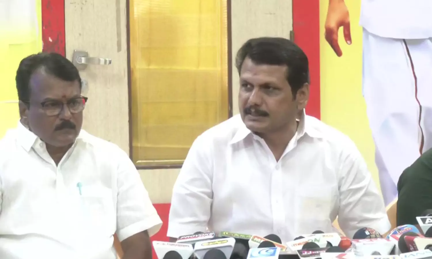 அந்த செருப்புக்கும் எனக்கும் எந்தவித சம்பந்தமும் இல்லை : செந்தில் பாலாஜி மறுப்பு