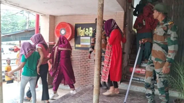 தோனி பிறந்த ஊரில் கூட்டாக விபச்சாரத்தில் ஈடுபட்ட கல்லூரி மாணவிகள் : சார்! என்ன நடக்குது நாட்டுல?