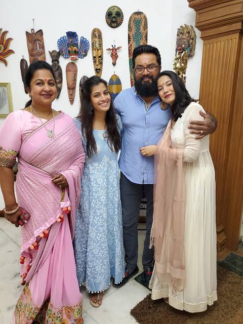 “எந்த நோய் வந்தாலும் அசைவம் தான் வேணும்..” – நடிகை வரலட்சுமி ப்ளீச்!!