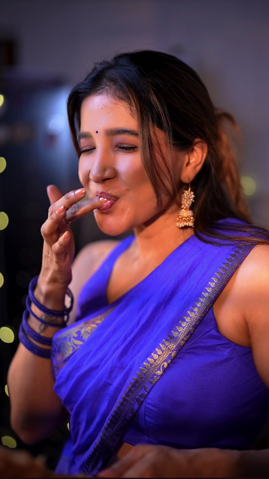 ‘கிளாமர்’ போட்டோ ஷூட் தேவையா? – சாக்‌ஷி அகர்வால் சேட்டை