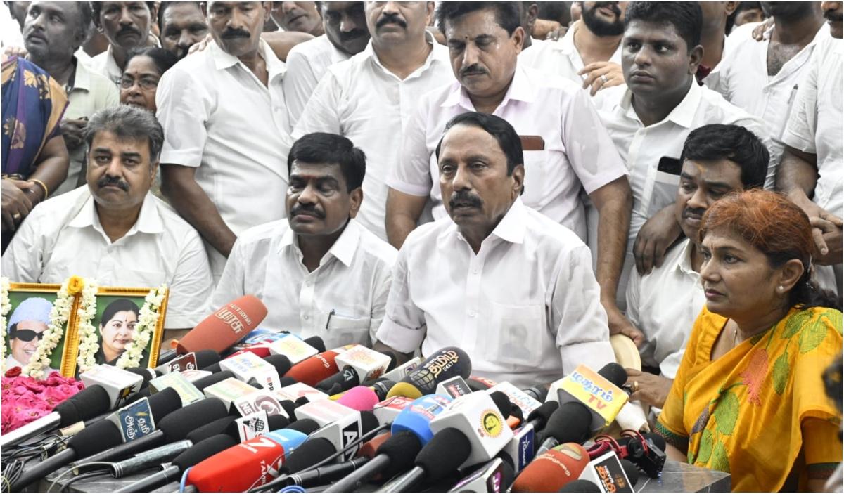 செங்கோட்டையனுக்கு அடுத்த ஷாக்…ஈரோட்டில் 14 பேர் அதிமுகவில் இருந்து நீக்கம்!