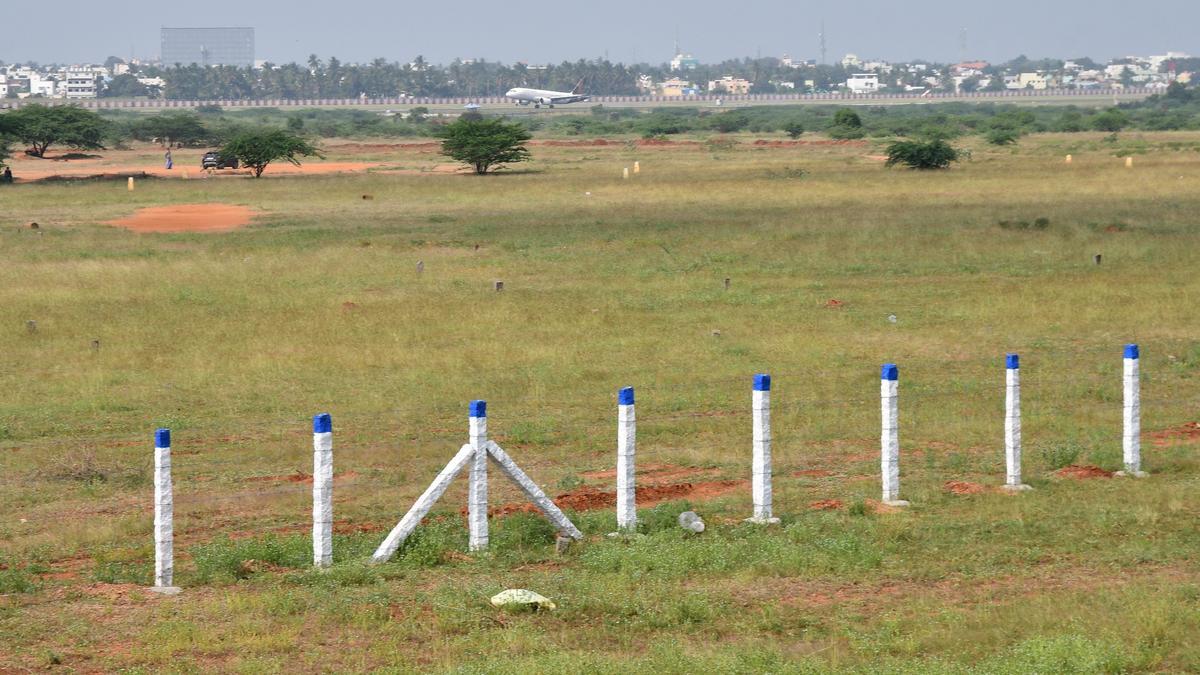 நிர்வாணமாக கிடந்த மாணவி…கூட்டுப் பலாத்காரம் செய்த 3 பேருக்கு வலை!