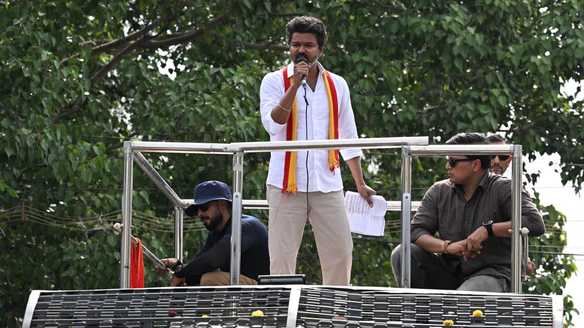 கரூர் துயரச் சம்பவம்… தவெக தலைவர் விஜய்யிடம் விசாரணை நடத்த சிபிஐ திட்டம்!