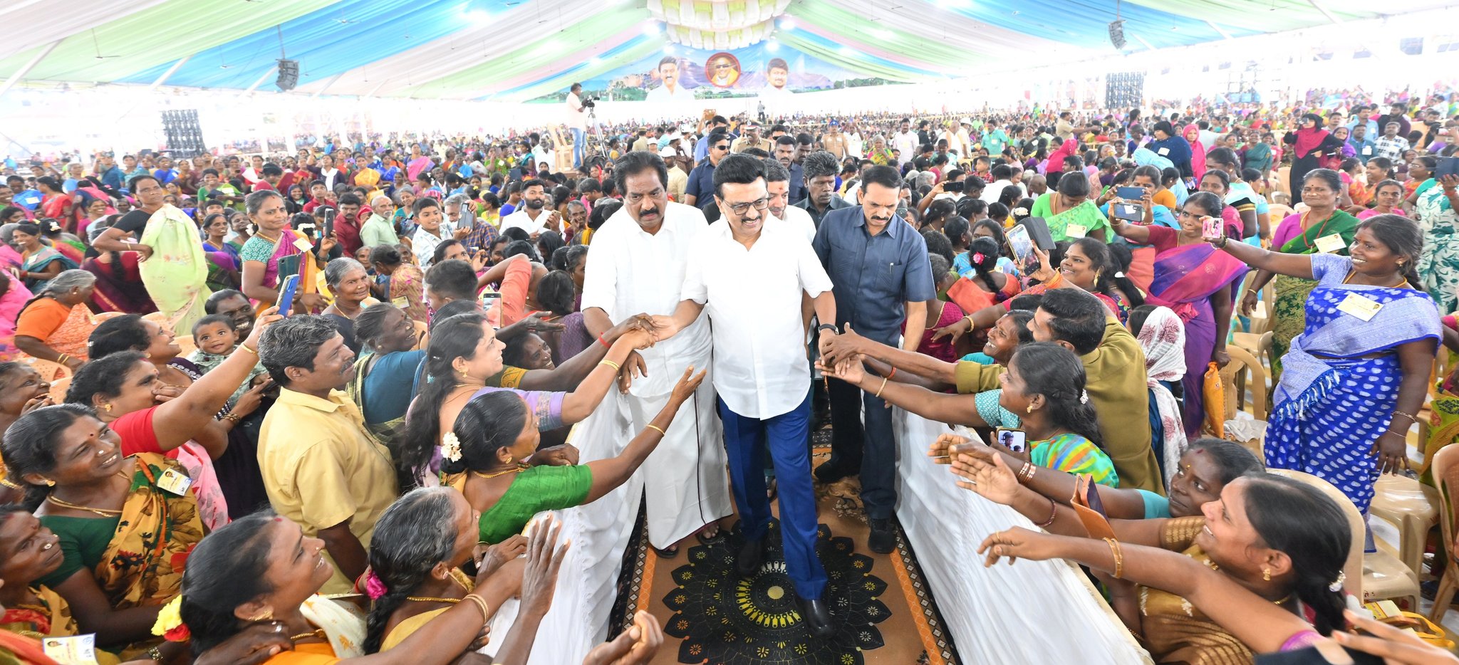 முதல்வரை உற்சாகமாக வரவேற்ற மதுரை மக்கள் – செல்ஃபி எடுத்துக்கொண்ட பெண் ஆட்டோ ஓட்டுநர்கள்