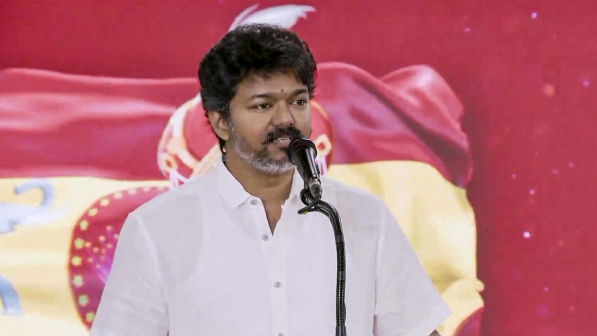 நடிகர் விஜய் நிகழ்ச்சிக்காக பள்ளிக்கு விடுமுறை: அரையாண்டு தேர்வும் தள்ளிவைப்பு!
