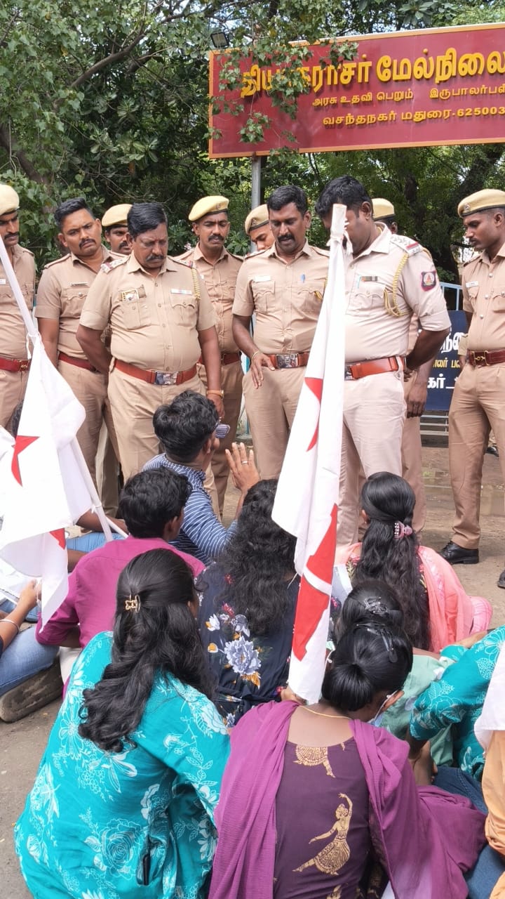 பள்ளிக்கு சகஜமாக வந்து செல்லும் பாலியல் குற்றவாளியான ஆசிரியர் – இந்திய மாணவ சங்கத்தினர் போரட்டம்