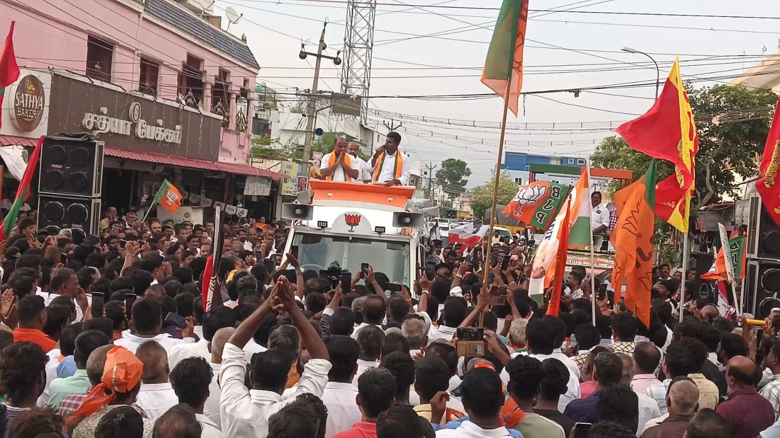 திருப்பூர் தெற்கில் அண்ணாமலை அதிரடி: காடேஸ்வரா தங்கராஜுக்கு ஆதரவாக வெள்ளியங்காட்டில் தேர்தல் பிரசாரம்!