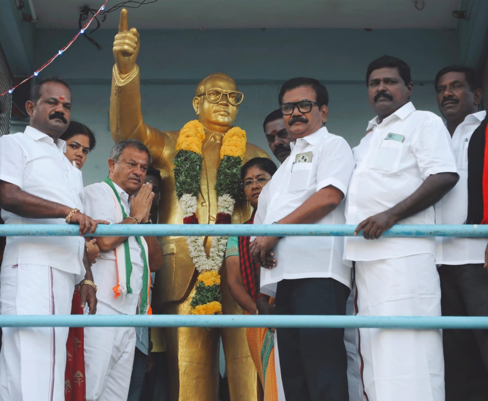 திருத்தங்கலில் அம்பேத்கர் சிலைக்கு சிவகாசி எம்.எல்.ஏ அசோகன் மாலை அணிவித்து மரியாதை!