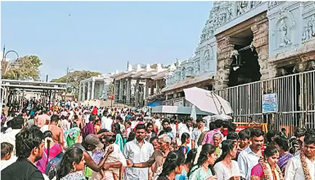 திருச்செந்தூரில் அலைமோதும் பக்தர்கள் கூட்டம்: சுட்டெரிக்கும் வெயிலையும் பொருட்படுத்தாமல் 5 மணிநேரம் நீண்ட வரிசையில் காத்திருப்பு!